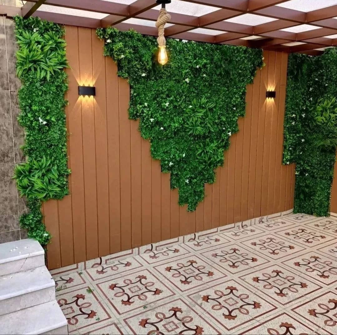 دمج بديل الخشب مع العشب الجداري